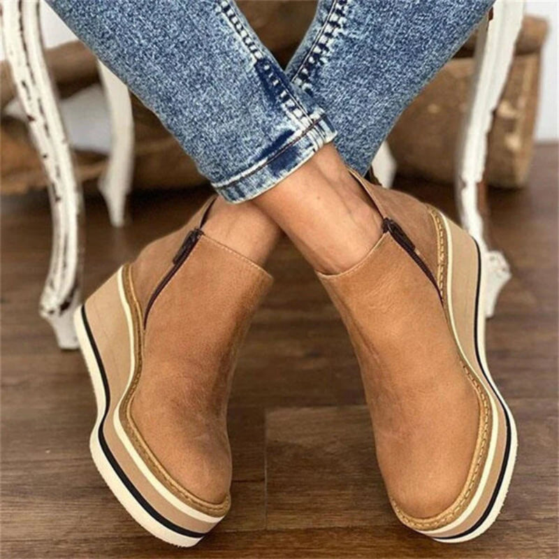 Eleganti stivaletti con tacco a zeppa - il look perfetto per ogni occasione