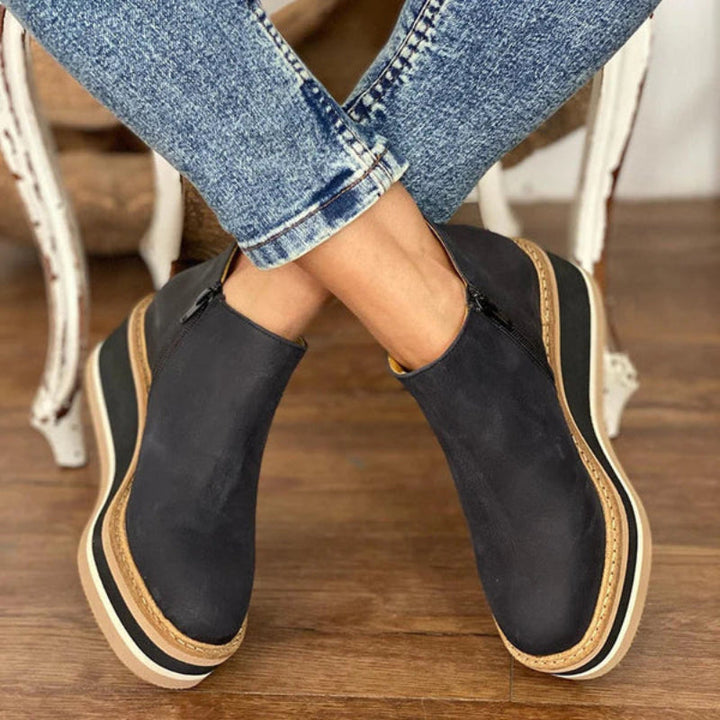 Eleganti stivaletti con tacco a zeppa - il look perfetto per ogni occasione