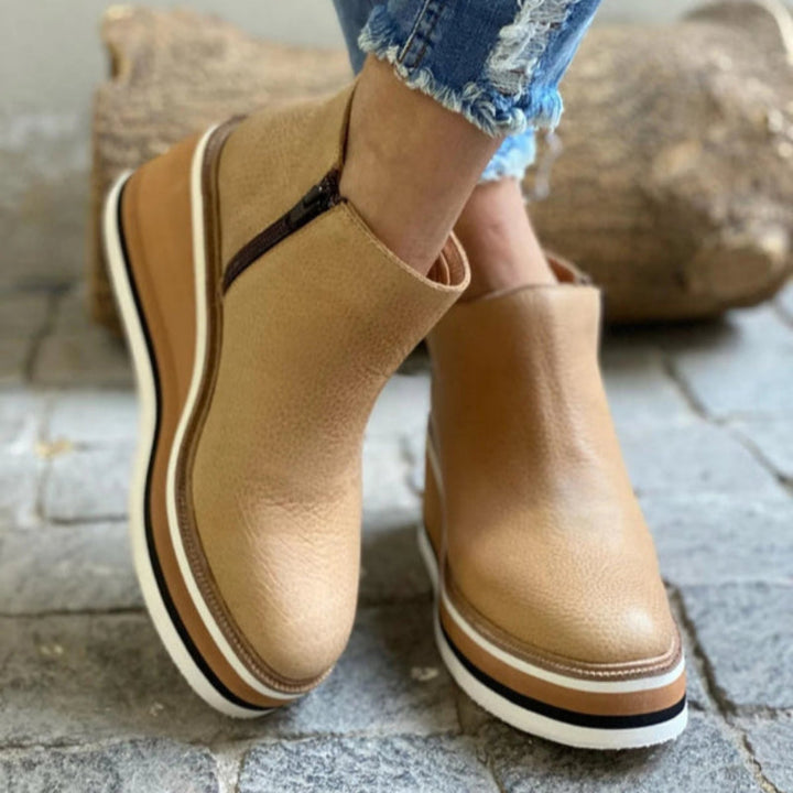 Eleganti stivaletti con tacco a zeppa - il look perfetto per ogni occasione