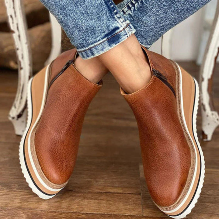 Eleganti stivaletti con tacco a zeppa - il look perfetto per ogni occasione