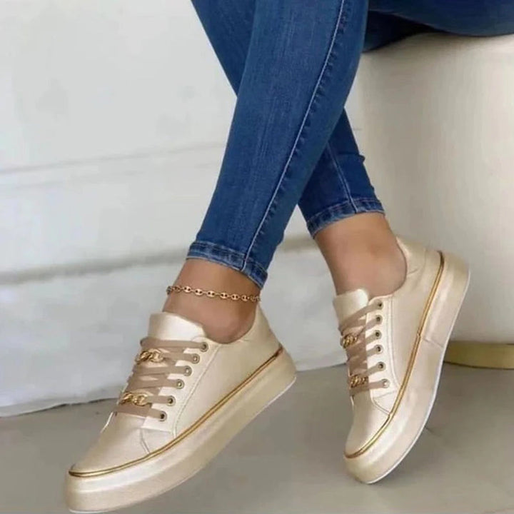 Eleganti scarpe da ginnastica da donna bianche con lussuosi accenti dorati