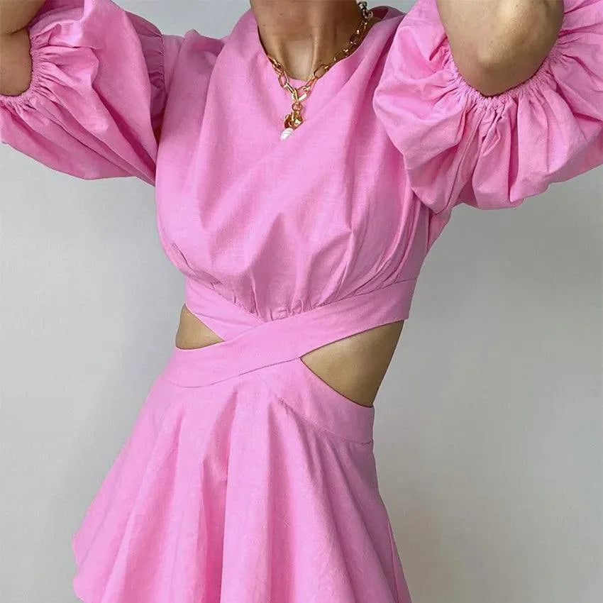 Mini accappatoio da donna alla moda con polsini, buffs e scollatura in un design Denim alla moda