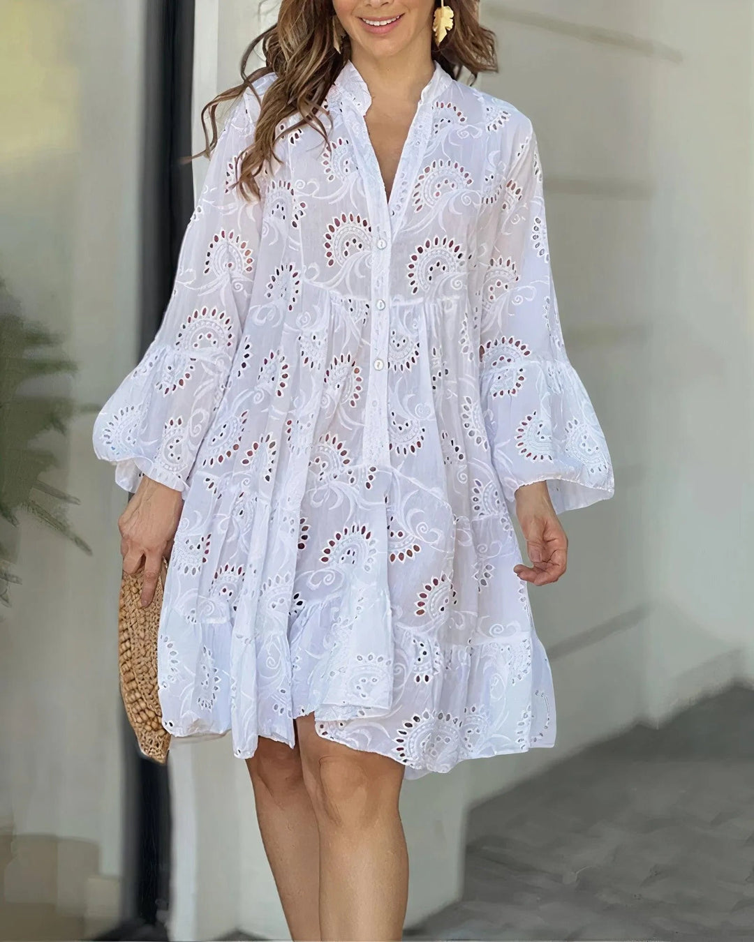 Stilvolles Damen A-Linien Kleid mit Rüschenakzenten, Lochstickerei, Glockenärmeln und V-Ausschnitt für einen lässigen und eleganten Look