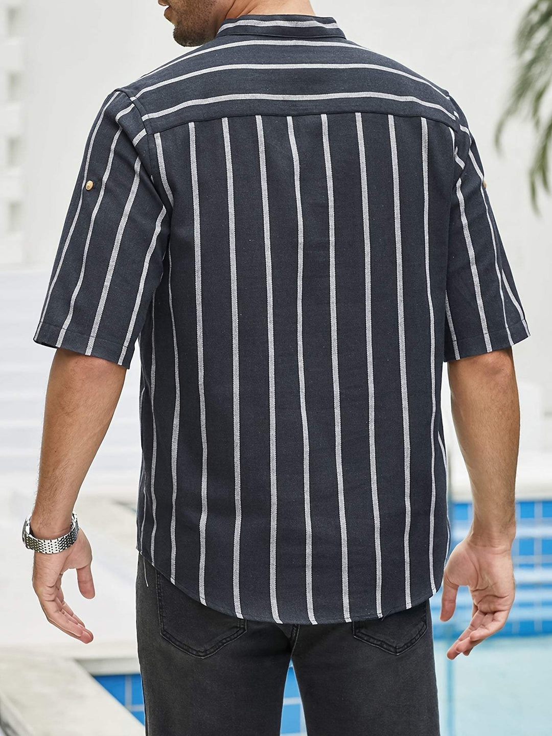 Camicia da uomo svasata a righe verticali, colletto e polsini eleganti - vestibilità comoda e ampia