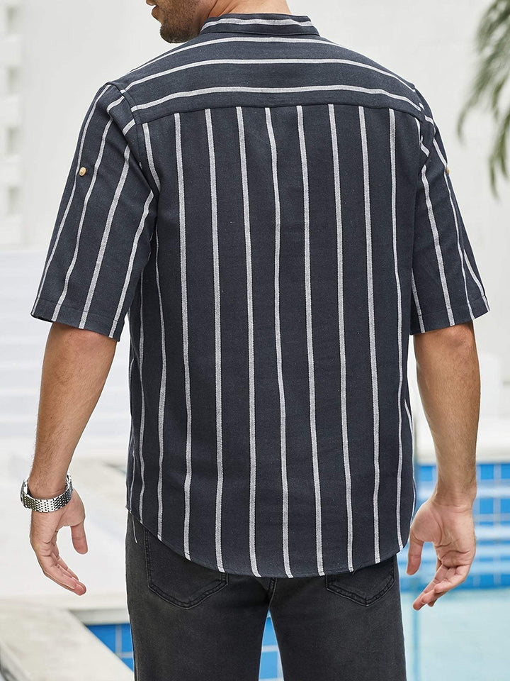 Camicia da uomo svasata a righe verticali, colletto e polsini eleganti - vestibilità comoda e ampia