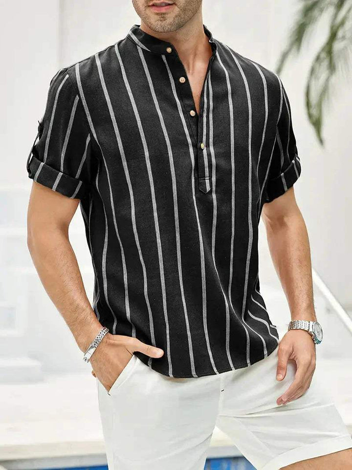 Camicia da uomo svasata a righe verticali, colletto e polsini eleganti - vestibilità comoda e ampia