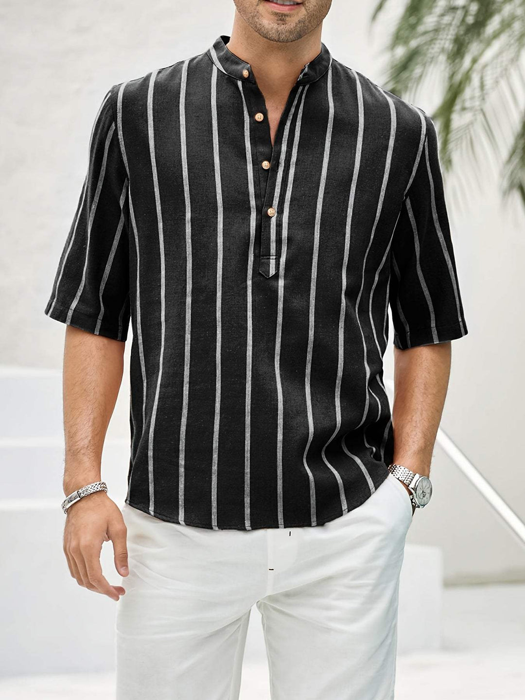 Camicia da uomo svasata a righe verticali, colletto e polsini eleganti - vestibilità comoda e ampia