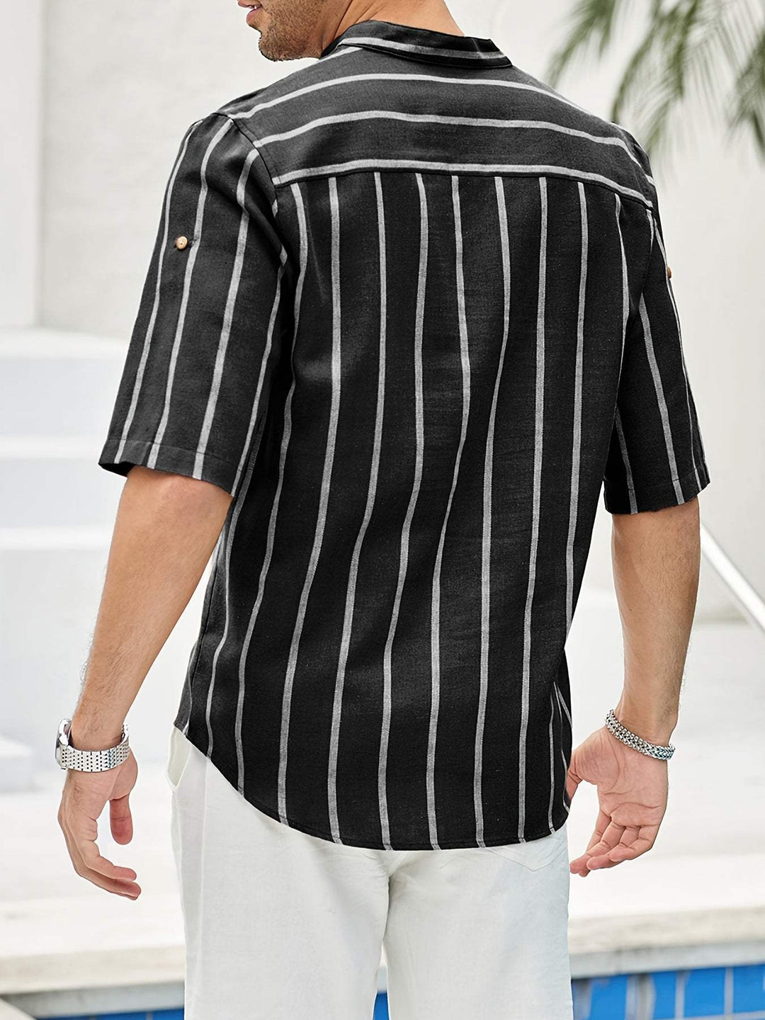 Camicia da uomo svasata a righe verticali, colletto e polsini eleganti - vestibilità comoda e ampia