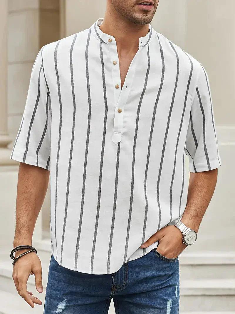 Camicia da uomo svasata a righe verticali, colletto e polsini eleganti - vestibilità comoda e ampia