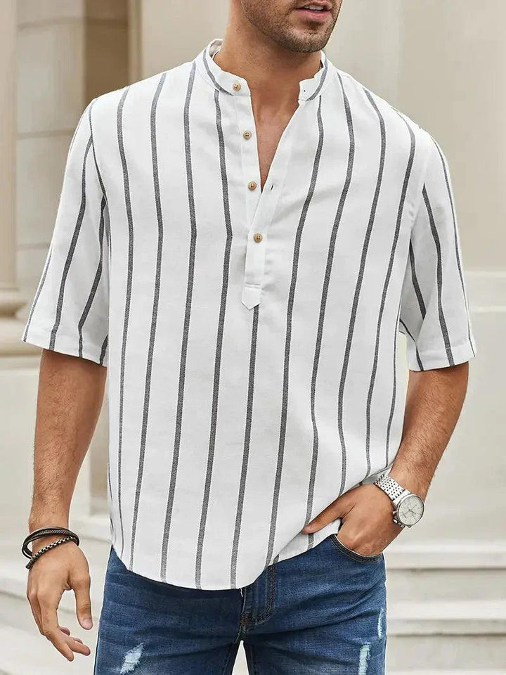 Camicia da uomo svasata a righe verticali, colletto e polsini eleganti - vestibilità comoda e ampia