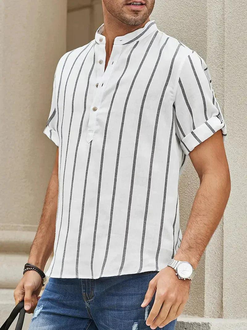Camicia da uomo svasata a righe verticali, colletto e polsini eleganti - vestibilità comoda e ampia