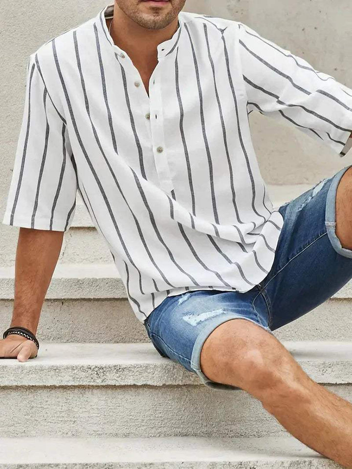 Camicia da uomo svasata a righe verticali, colletto e polsini eleganti - vestibilità comoda e ampia