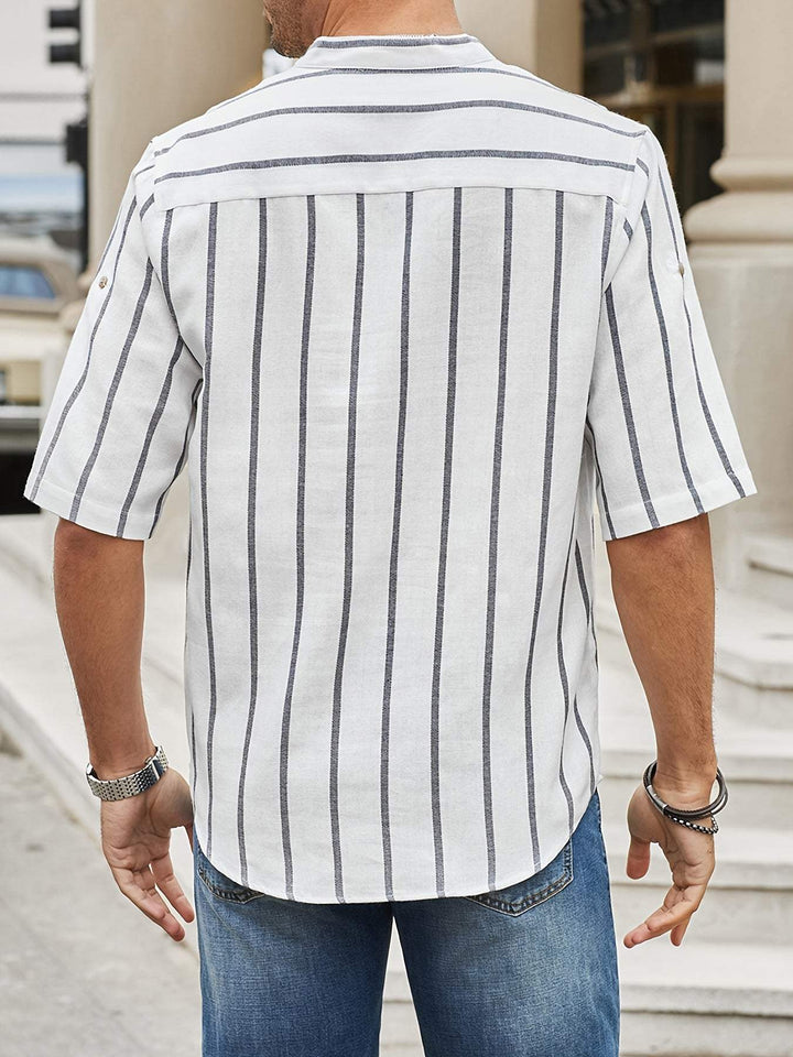 Camicia da uomo svasata a righe verticali, colletto e polsini eleganti - vestibilità comoda e ampia