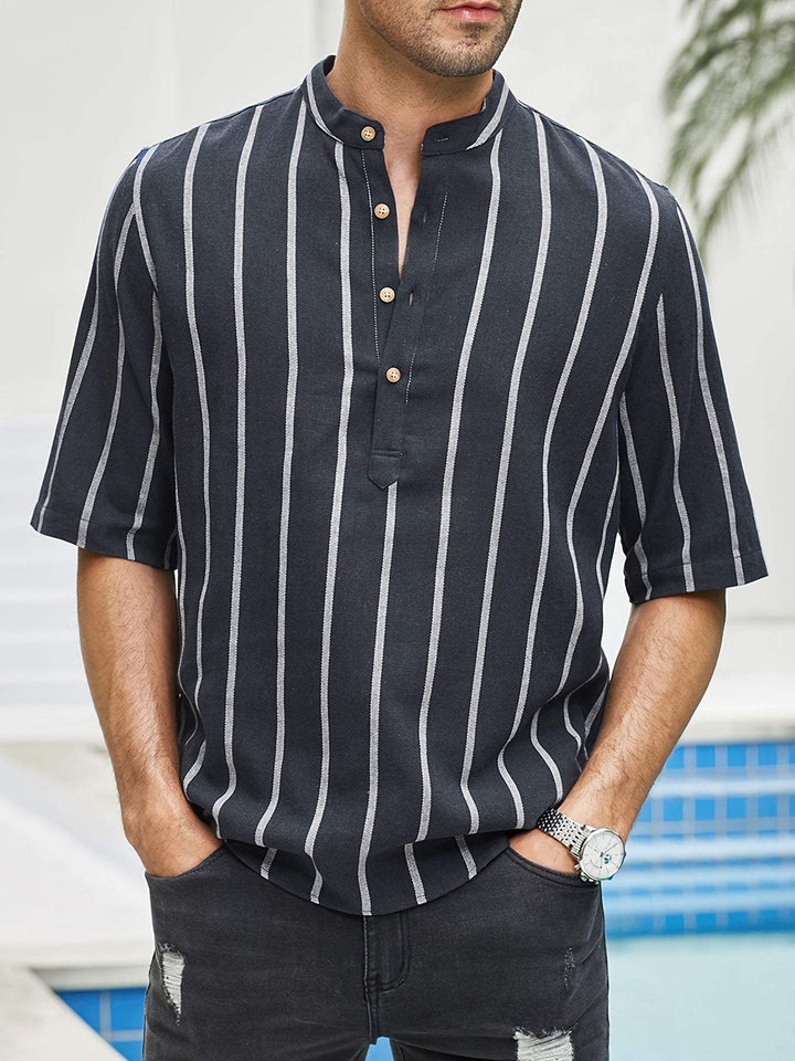 Camicia da uomo svasata a righe verticali, colletto e polsini eleganti - vestibilità comoda e ampia