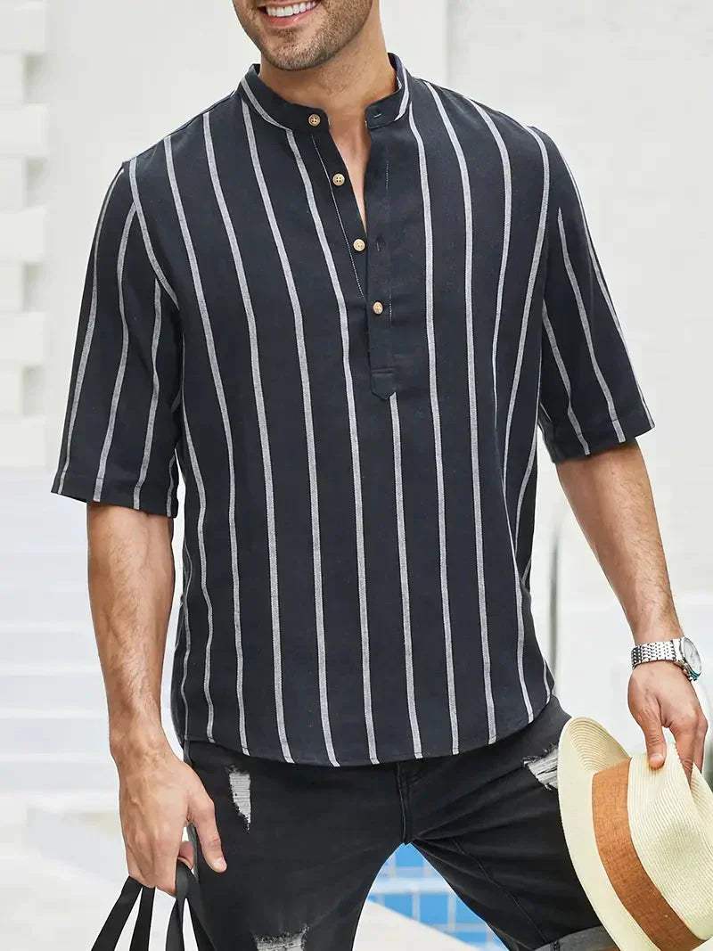 Camicia da uomo svasata a righe verticali, colletto e polsini eleganti - vestibilità comoda e ampia