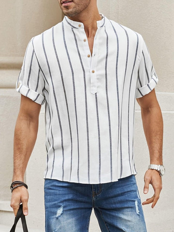 Camicia da uomo svasata a righe verticali, colletto e polsini eleganti - vestibilità comoda e ampia