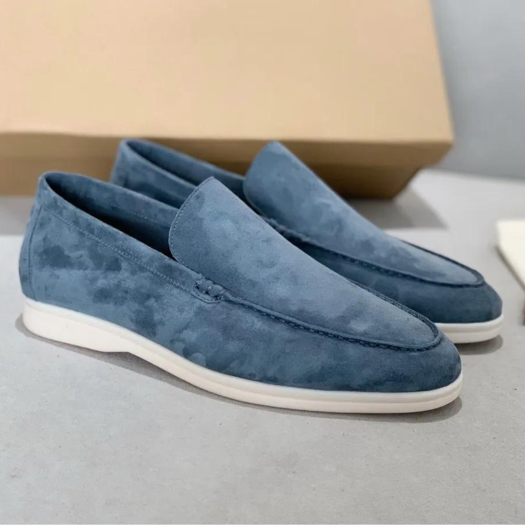 Eleganti mocassini da uomo in pelle scamosciata e cuoio con suola morbida: una combinazione di comfort e classe.