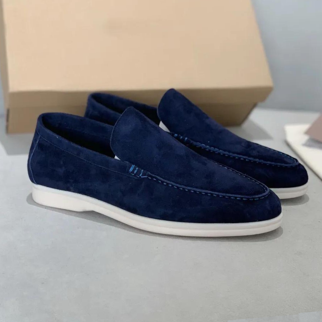 Eleganti mocassini da uomo in pelle scamosciata e cuoio con suola morbida: una combinazione di comfort e classe.