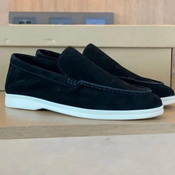 Eleganti mocassini da uomo in pelle scamosciata e cuoio con suola morbida: una combinazione di comfort e classe.