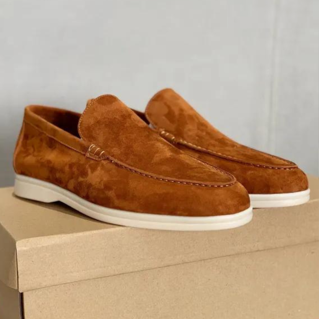 Eleganti mocassini da uomo in pelle scamosciata e cuoio con suola morbida: una combinazione di comfort e classe.