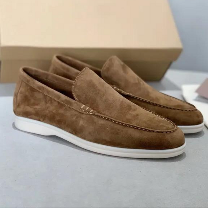 Eleganti mocassini da uomo in pelle scamosciata e cuoio con suola morbida: una combinazione di comfort e classe.