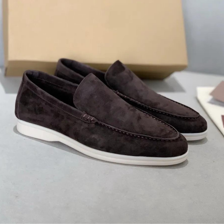 Eleganti mocassini da uomo in pelle scamosciata e cuoio con suola morbida: una combinazione di comfort e classe.