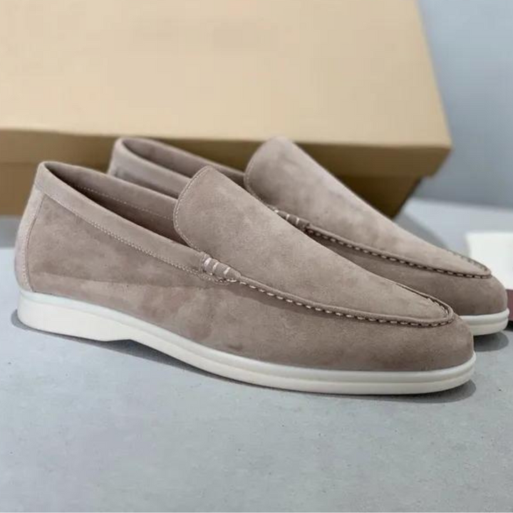Eleganti mocassini da uomo in pelle scamosciata e cuoio con suola morbida: una combinazione di comfort e classe.
