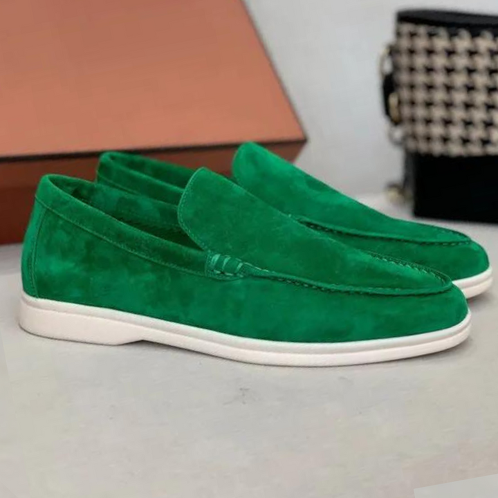 Eleganti mocassini da uomo in pelle scamosciata e cuoio con suola morbida: una combinazione di comfort e classe.