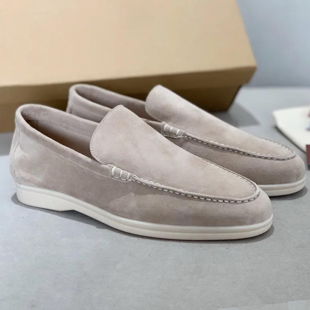 Eleganti mocassini da uomo in pelle scamosciata e cuoio con suola morbida: una combinazione di comfort e classe.