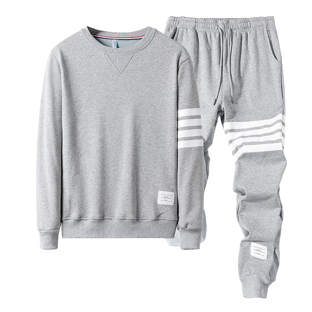 Confortevole set da uomo composto da maglia a maniche lunghe e jogger - ideale per un abbigliamento casual e rilassato