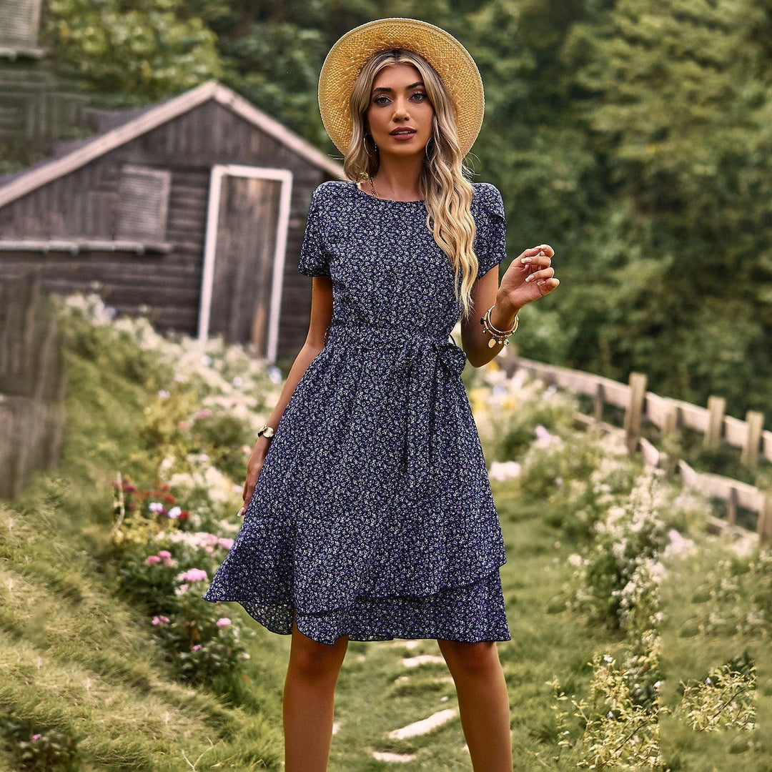 Delizioso abito femminile al ginocchio con motivo a righe floreali, aderente e svasato con maniche corte per occasioni eleganti