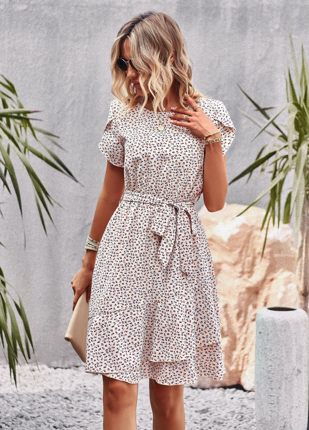 Delizioso abito femminile al ginocchio con motivo a righe floreali, aderente e svasato con maniche corte per occasioni eleganti