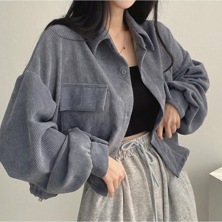 Elegante camicia da donna in velluto a coste con vestibilità oversize, abbottonatura e maniche lunghe - un capo d'abbigliamento perfetto per tutti i giorni