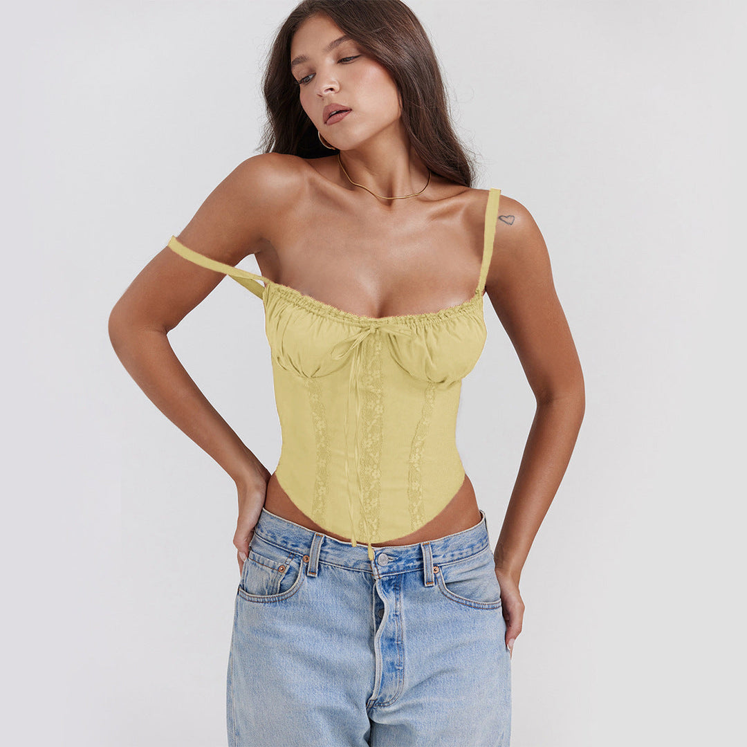 Top da donna in raso con delicati decori in pizzo, vestibilità slim, spalline sottili e una vistosa piega sul busto.