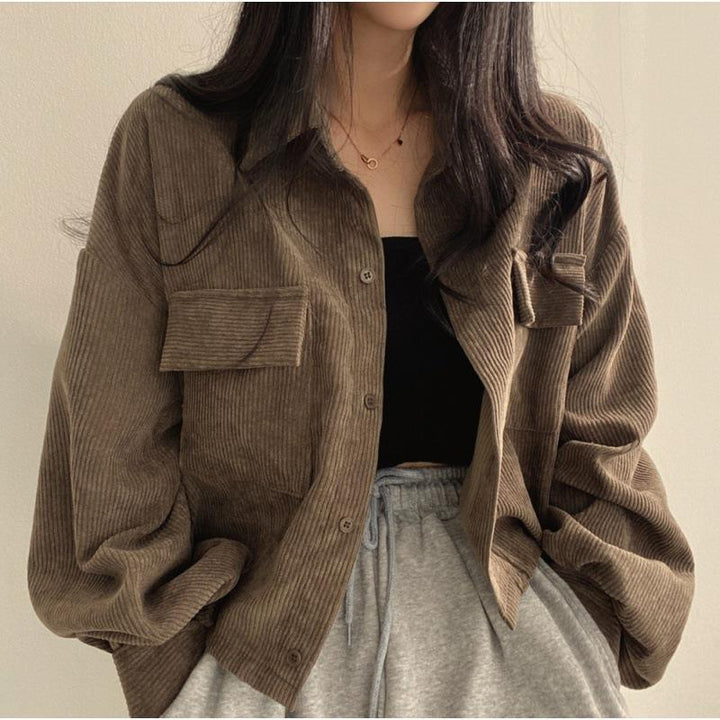 Elegante camicia da donna in velluto a coste con vestibilità oversize, abbottonatura e maniche lunghe - un capo d'abbigliamento perfetto per tutti i giorni