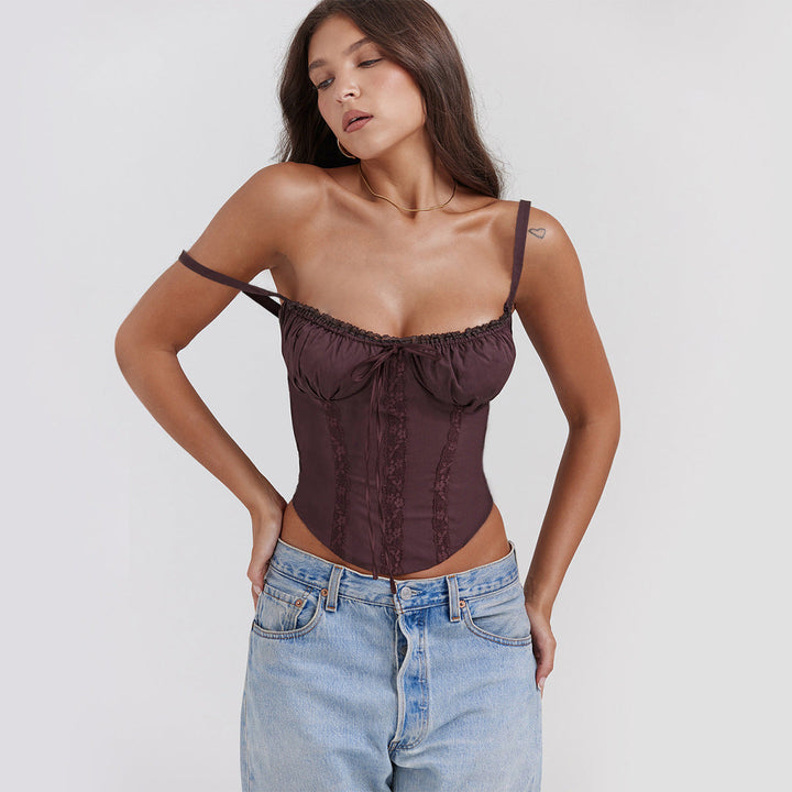 Top da donna in raso con delicati decori in pizzo, vestibilità slim, spalline sottili e una vistosa piega sul busto.