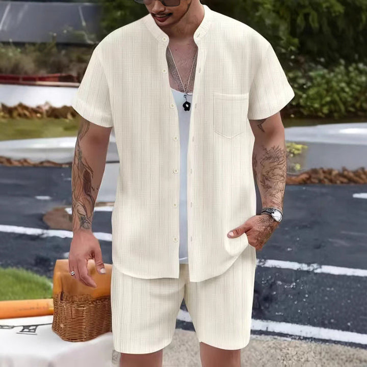 Elegante set da uomo: Elegante camicia con scollo Henley e comodi e leggeri pantaloncini casual
