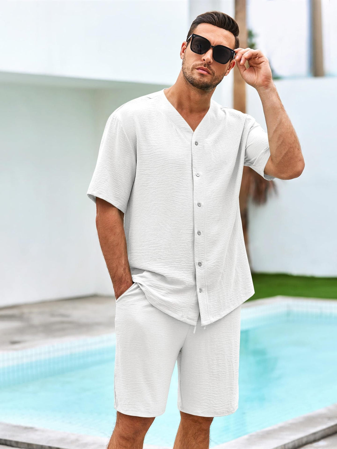 Completo maschile a due pezzi - Elegante camice a V con bottoni e comodi pantaloncini d'algodon traspiranti
