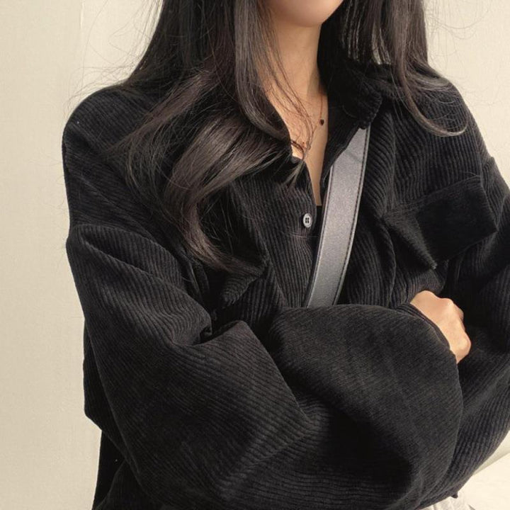Elegante camicia da donna in velluto a coste con vestibilità oversize, abbottonatura e maniche lunghe - un capo d'abbigliamento perfetto per tutti i giorni