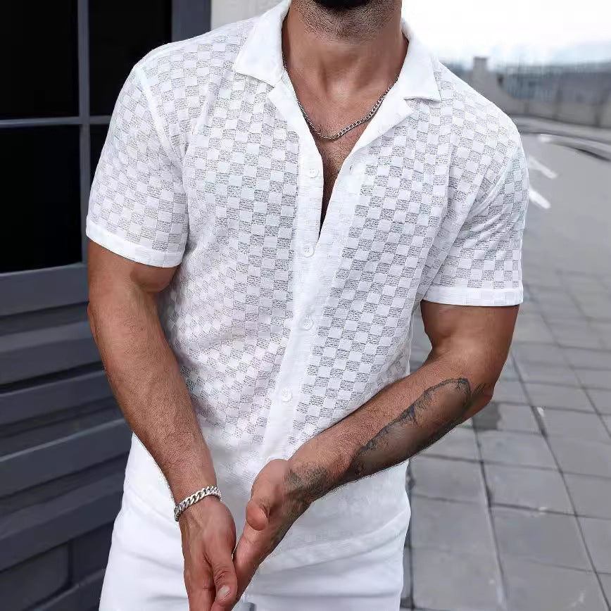 T-shirt elegante da uomo in morbido tessuto con elegante scollatura a bottoni, sottili spacchi e polsini sofisticati