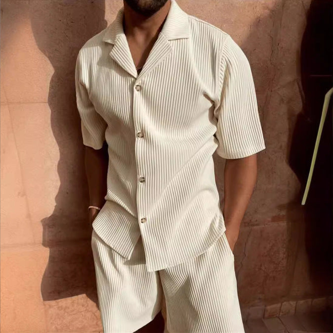 Set completo per uomo - elegante camicia button-down in velluto e comodi pantaloncini in tessuto piacevole