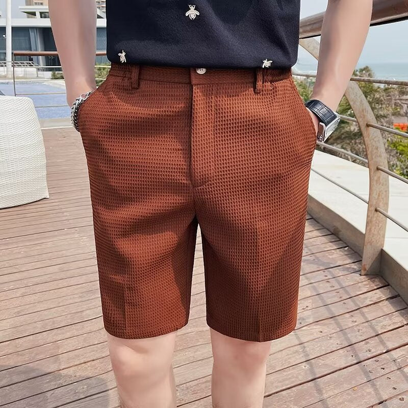 Eleganti pantaloncini da uomo slim-fit in tessuto testurizzato, con bottone, lunghezza al ginocchio e passanti per la cintura per garantire comfort ed eleganza