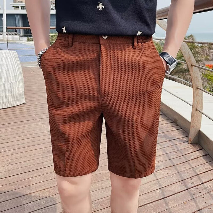 Eleganti pantaloncini da uomo slim-fit in tessuto testurizzato, con bottone, lunghezza al ginocchio e passanti per la cintura per garantire comfort ed eleganza