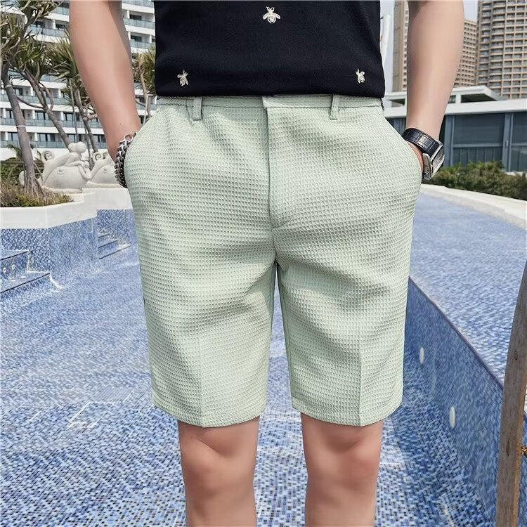 Eleganti pantaloncini da uomo slim-fit in tessuto testurizzato, con bottone, lunghezza al ginocchio e passanti per la cintura per garantire comfort ed eleganza