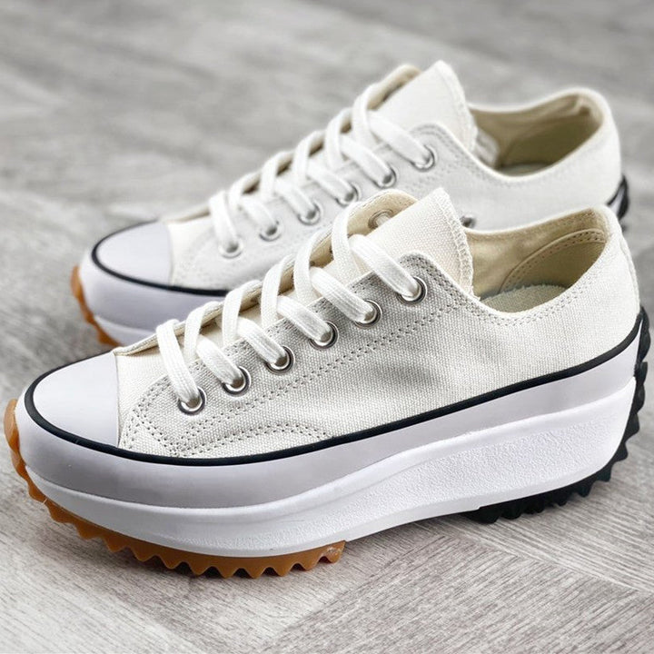 Scarpe da ginnastica con plateau da donna con un design di tendenza: un'opzione comoda, elegante e casual per tutti i giorni.