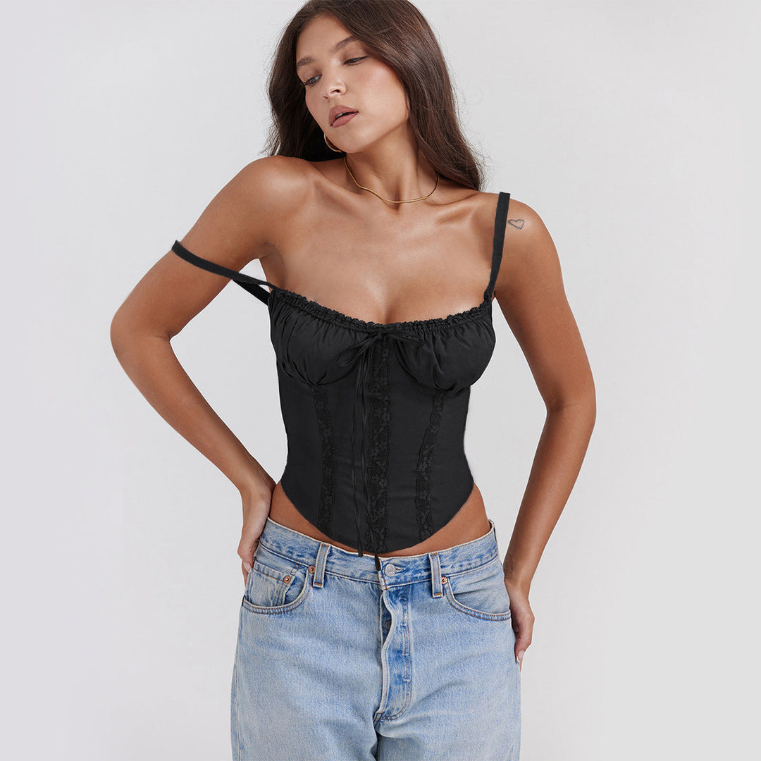 Top da donna in raso con delicati decori in pizzo, vestibilità slim, spalline sottili e una vistosa piega sul busto.