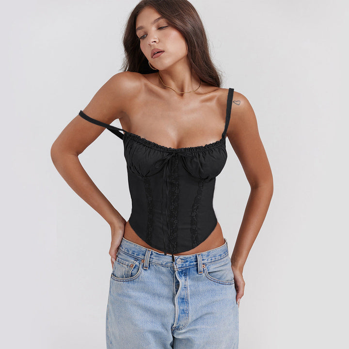 Top da donna in raso con delicati decori in pizzo, vestibilità slim, spalline sottili e una vistosa piega sul busto.