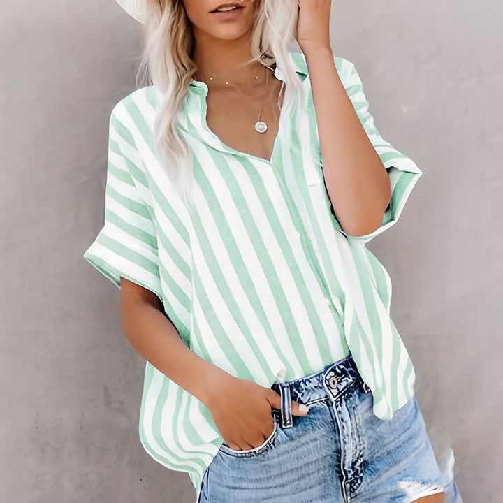 Camisa di manga corta per donna con stile relajado e design a raggiera con bottoni frontali