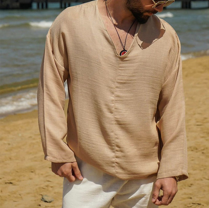 Herren-Leinenhemd con finiture in legno, V-Ausschnitt, lunghe frange e una collezione di accessori per la casa di riposo.