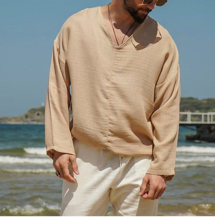 Herren-Leinenhemd con finiture in legno, V-Ausschnitt, lunghe frange e una collezione di accessori per la casa di riposo.
